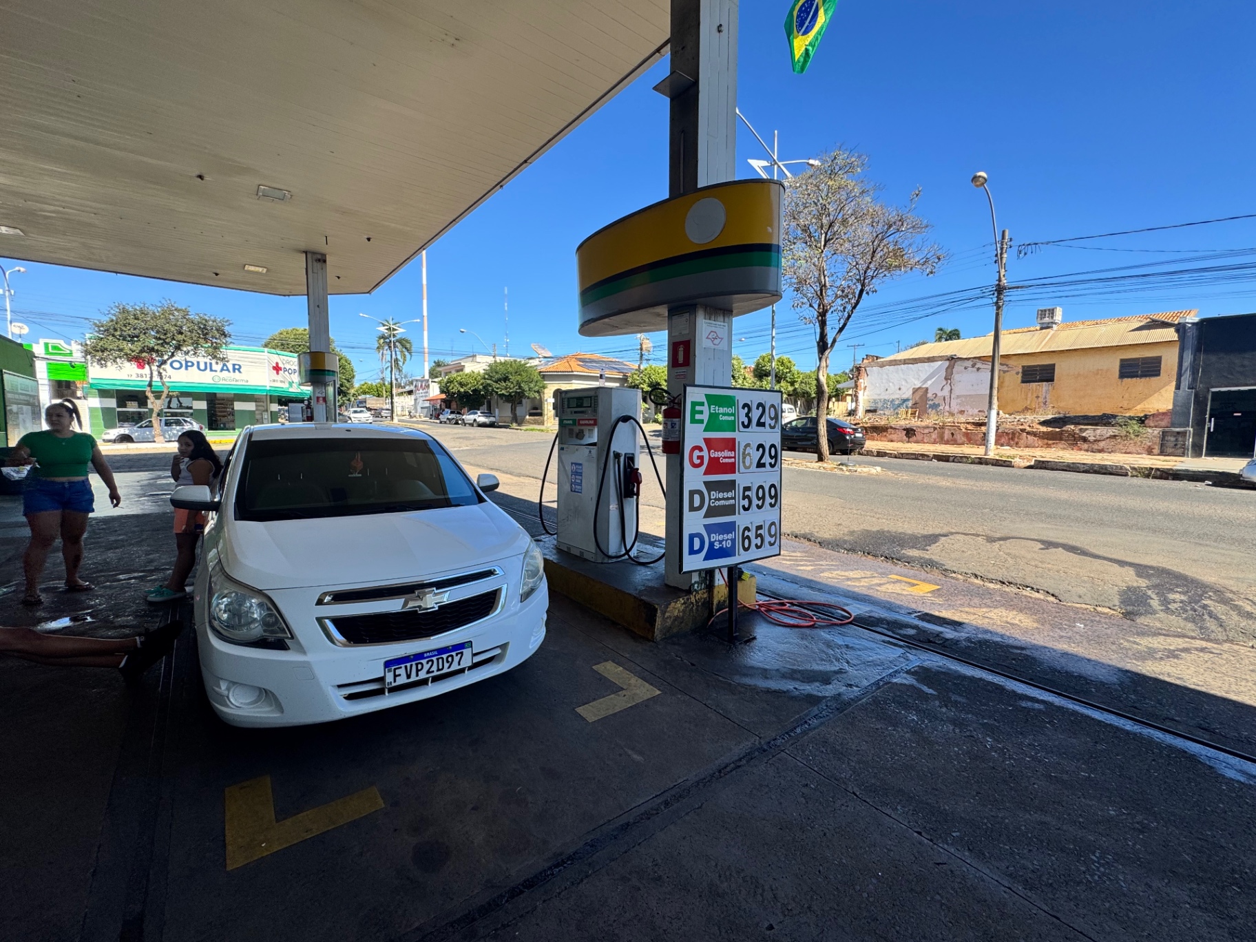 Bombas de combustível e placa de preços do Auto Posto Central