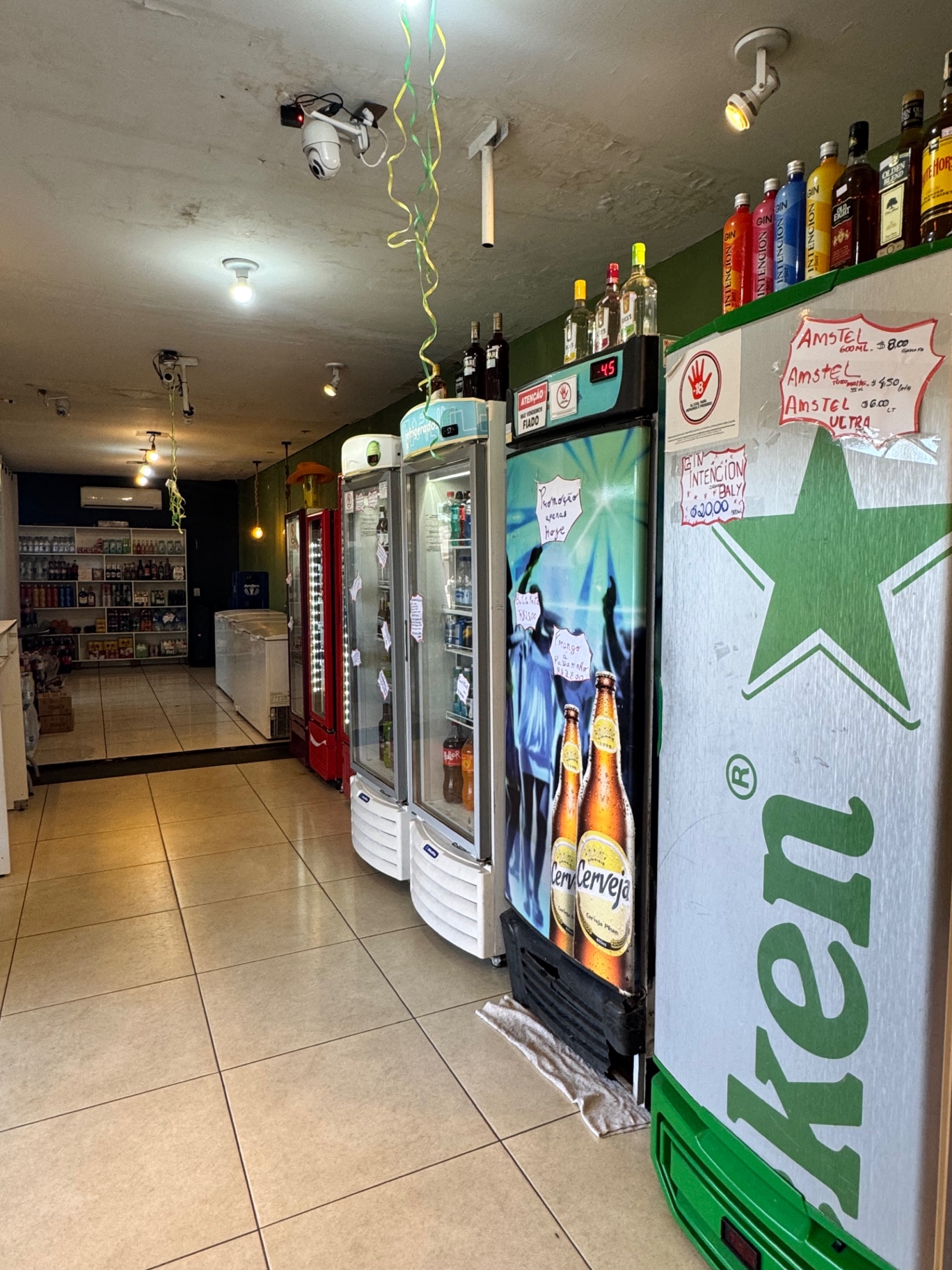 Interior da conveniência com bebidas geladas